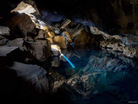Rayon de lumière sur un lac souterrain
