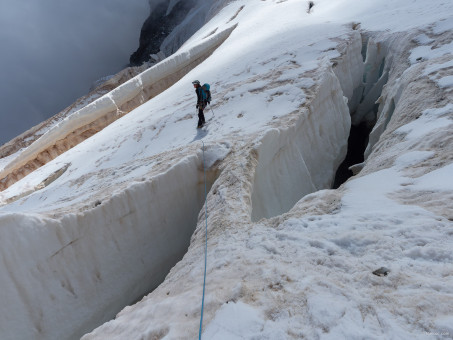 Franchissement de crevasse sur la traversée du Pelvoux