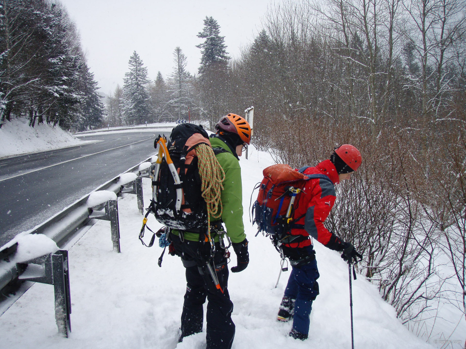 L'équipe à la recherche de glace dans les bords de route