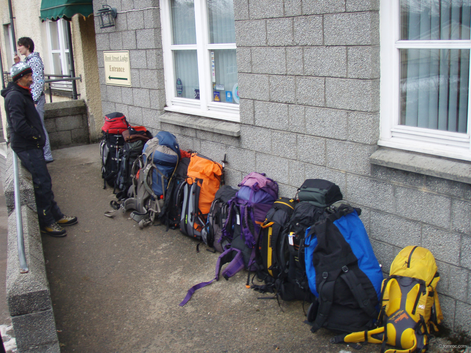 12 sacs pour 6 personnes, la montée au refuge sera rude