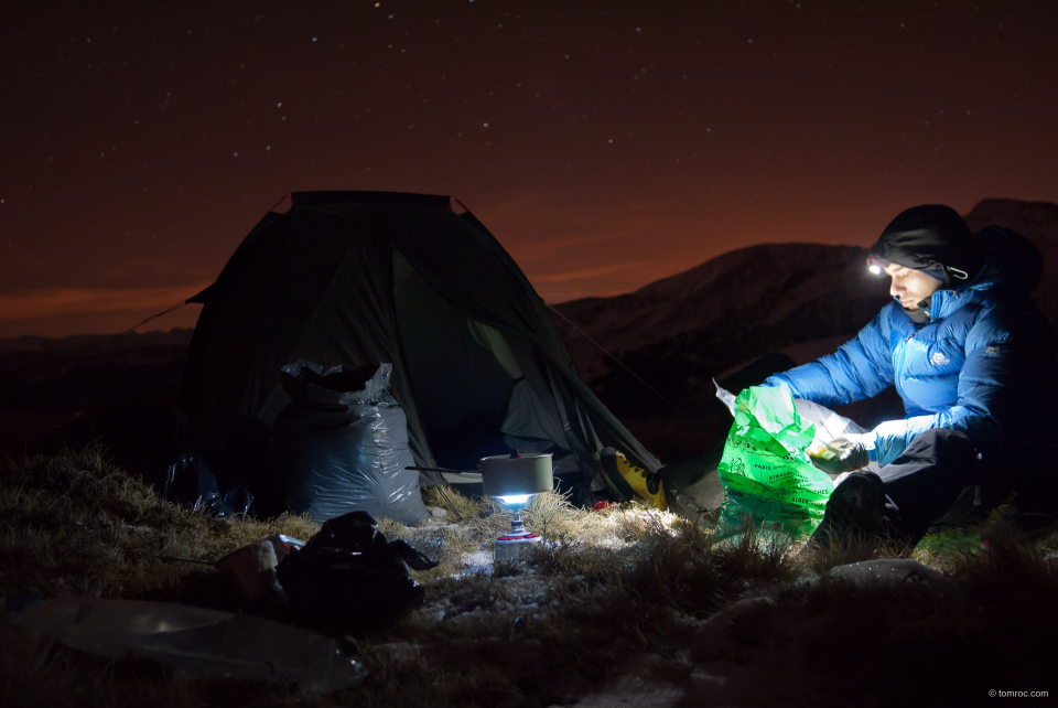 Le bivouac et l'incontournable sac vieux campeur.