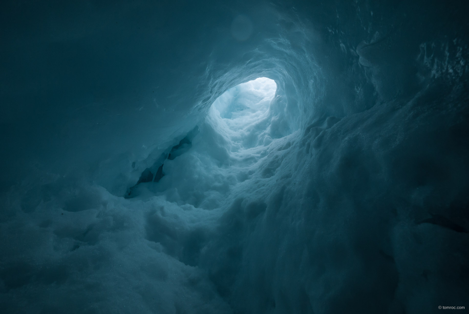Le tunnel vertical de neige dans Gardyloo Gully.