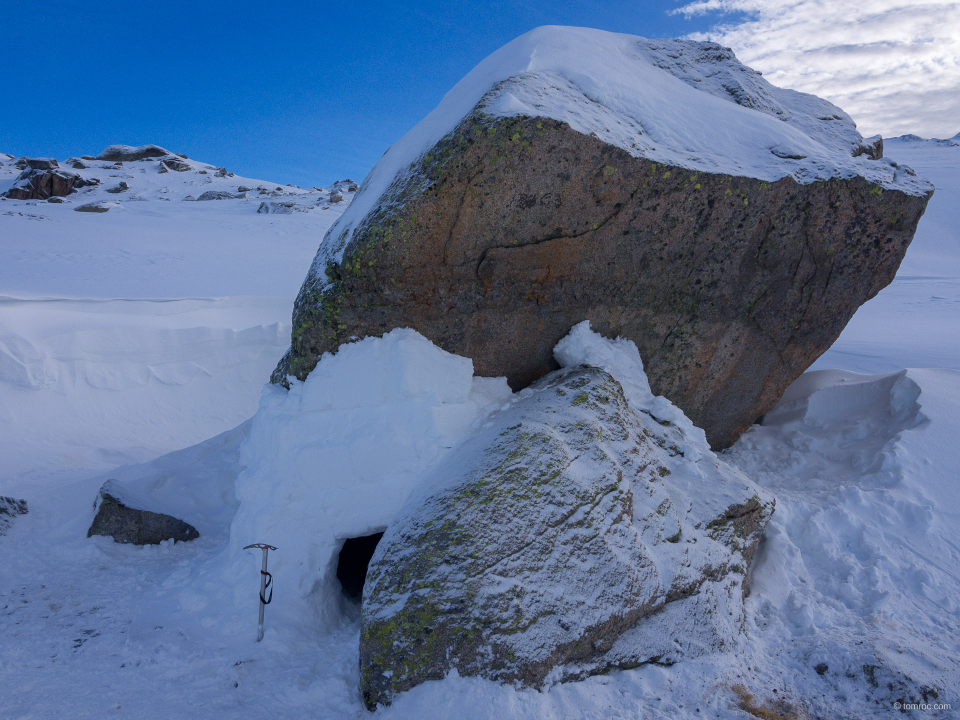 Bivouac hivernal, entre rocher et igloo, où je dormirai